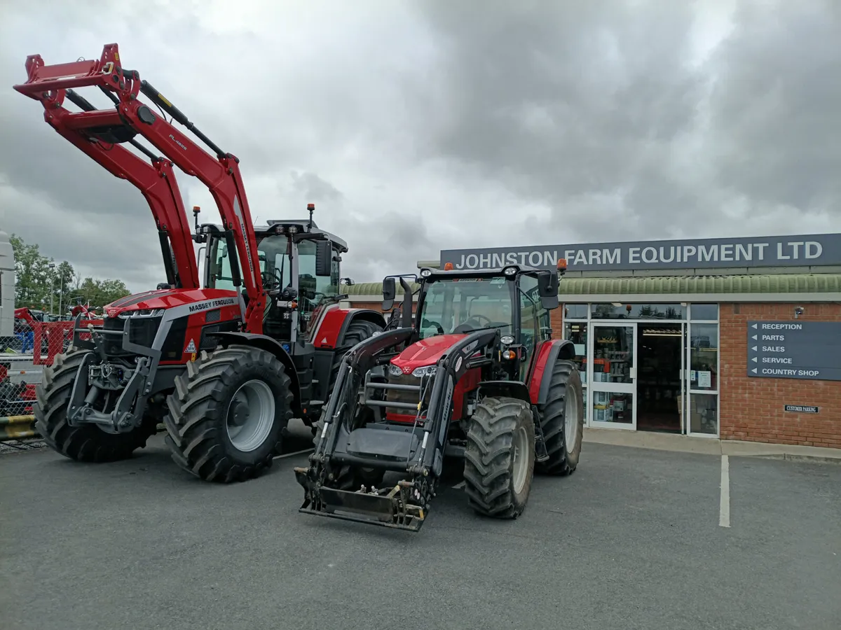 MF 5711M c/w loader 900 hours - Image 1