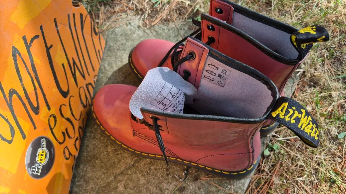 DR. MARTENS - ADULT SIZE 6 - Image 4