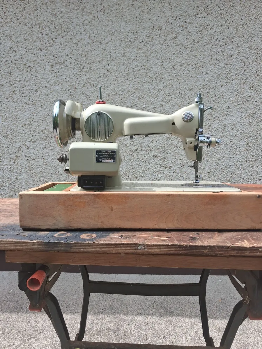 Vintage Novum Sewing Machine - Image 2