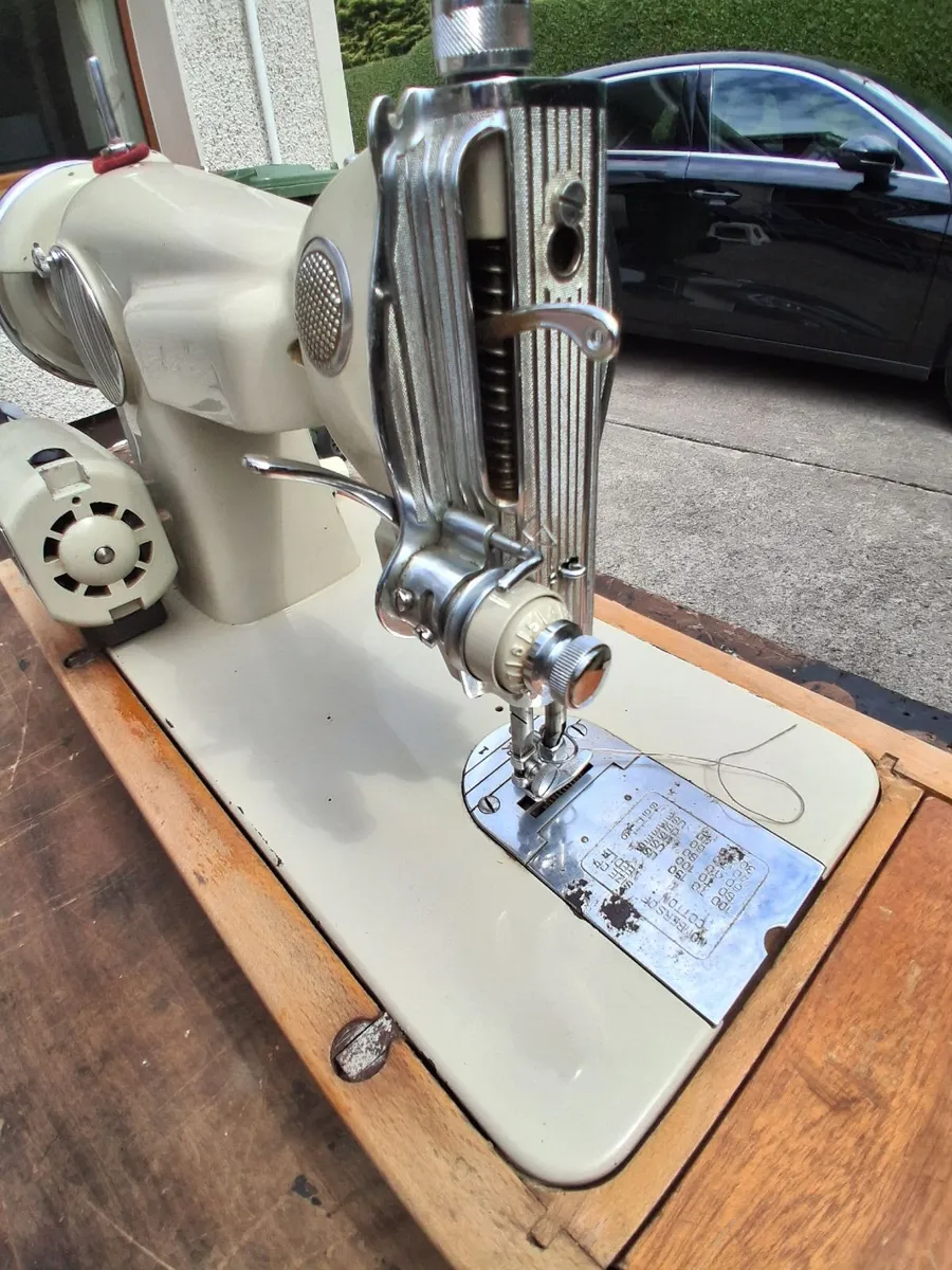 Vintage Novum Sewing Machine - Image 3