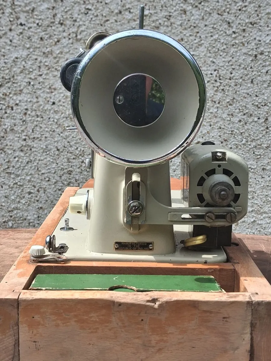 Vintage Novum Sewing Machine - Image 4
