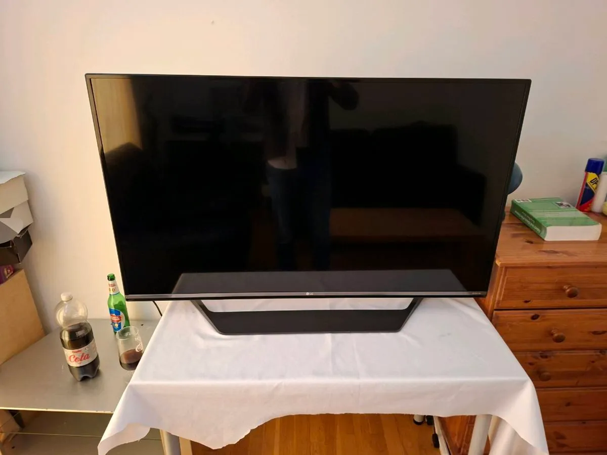 LG TV For Parts or Repair – Right Side Dark – €25 - Image 2