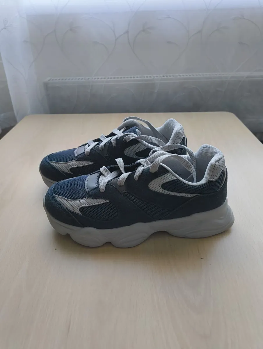 New kids trainers  size 35 - Image 1