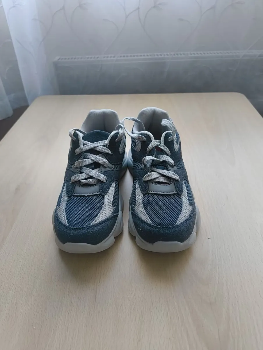 New kids trainers  size 35 - Image 2