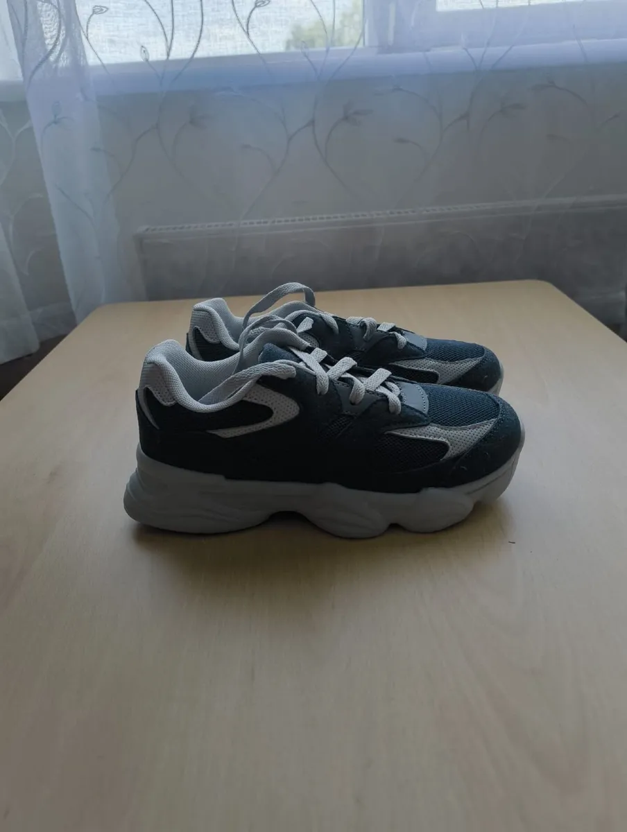 New kids trainers  size 35 - Image 3