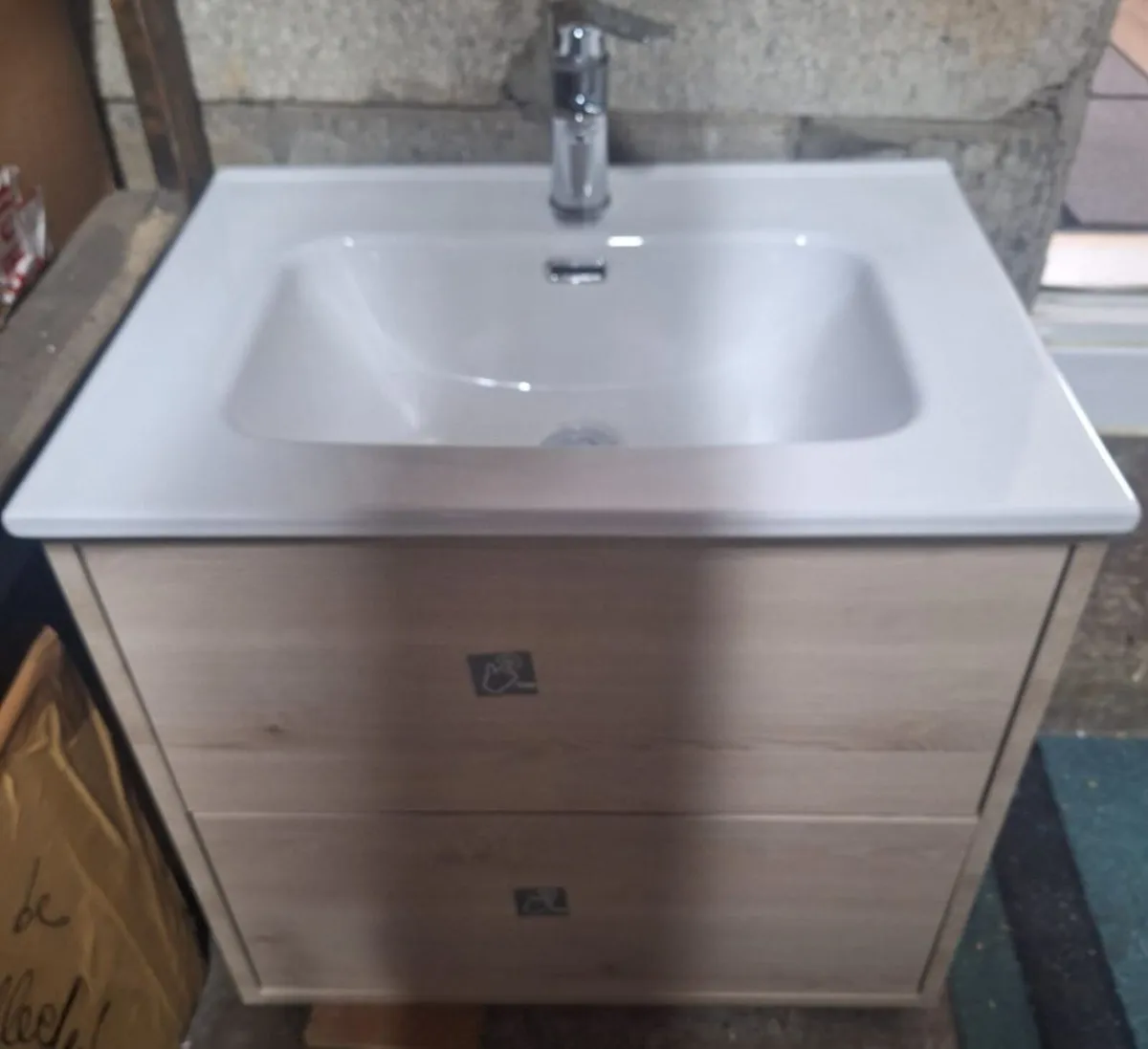New bathroom basin with chrome tap and support - Image 1
