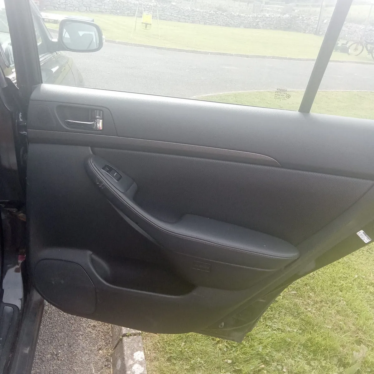 Toyota avensis leather interior and tte spoiler - Image 3