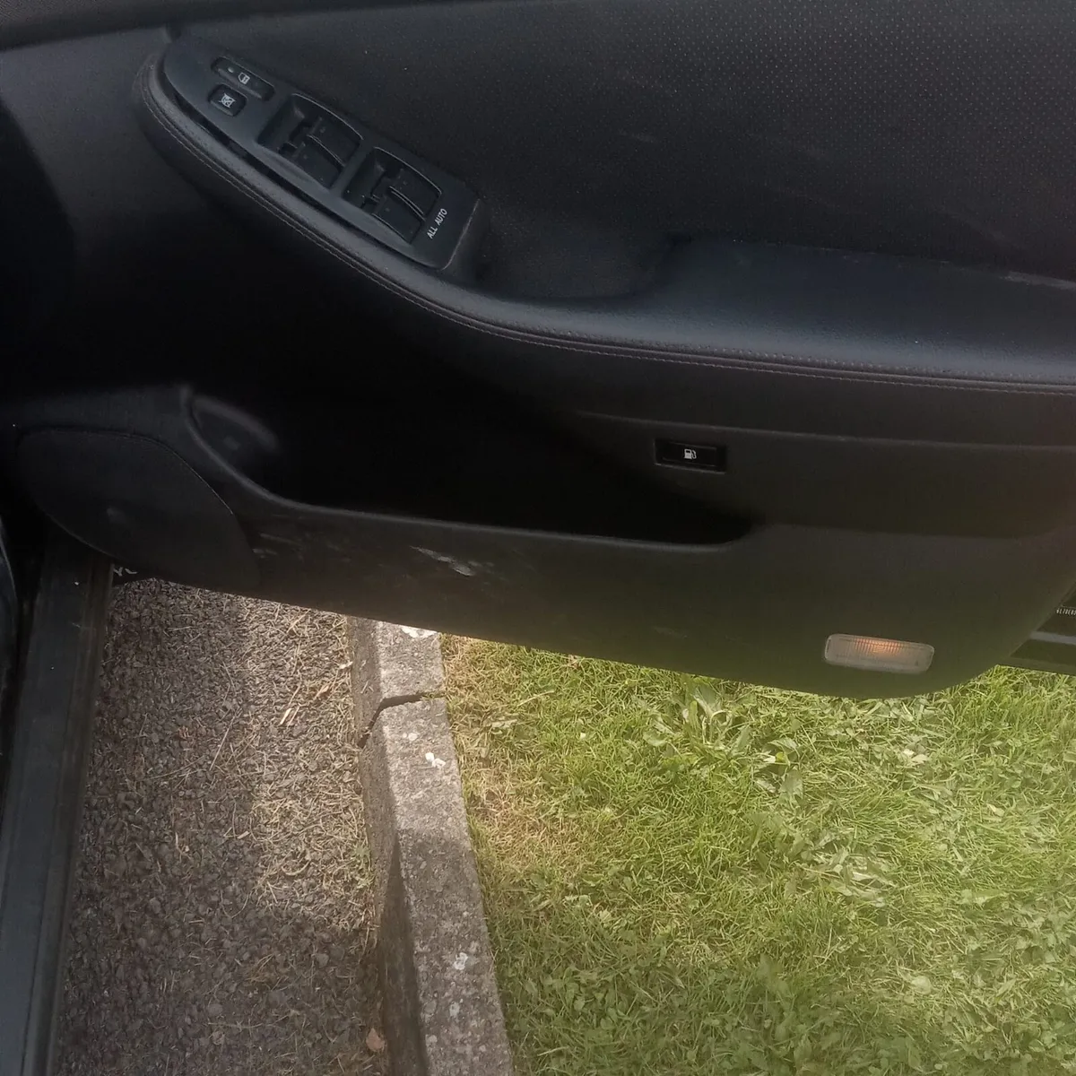 Toyota avensis leather interior and tte spoiler - Image 4