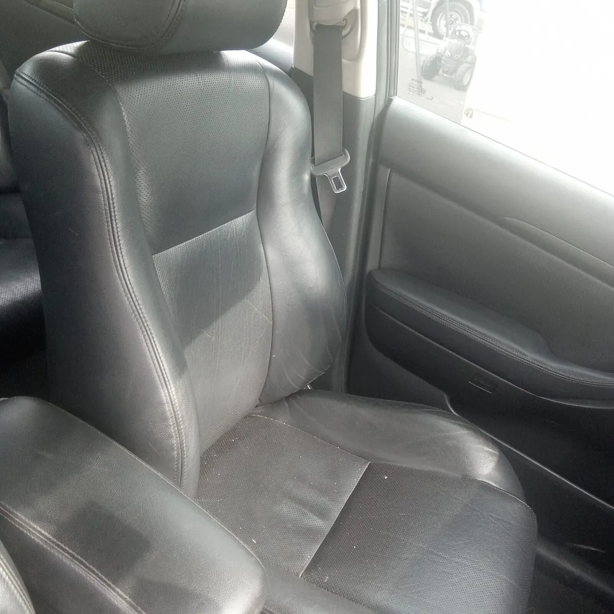 Toyota avensis leather interior and tte spoiler - Image 1