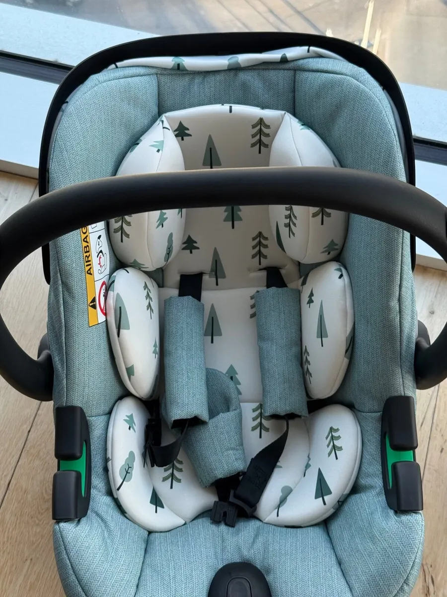 Almost New cossato 2 month old newborn car seat - Image 1