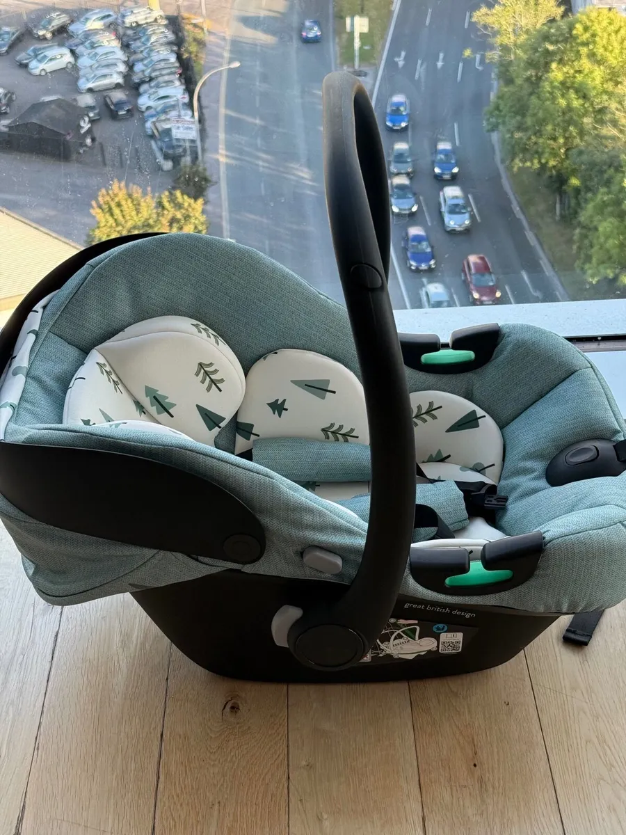 Almost New cossato 2 month old newborn car seat - Image 2