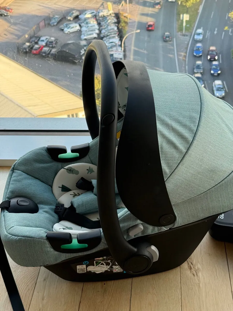 Almost New cossato 2 month old newborn car seat - Image 4