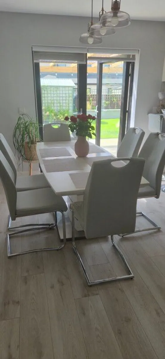 Extendable dining table - Image 1