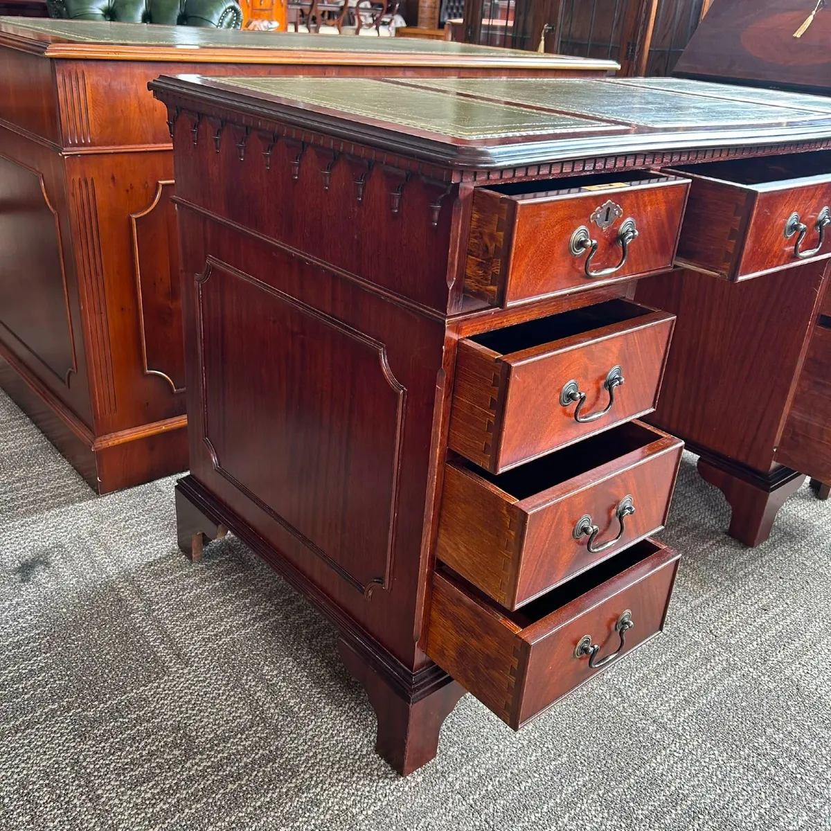 Beautifully crafted Georgian-style mahogany desk - Image 3