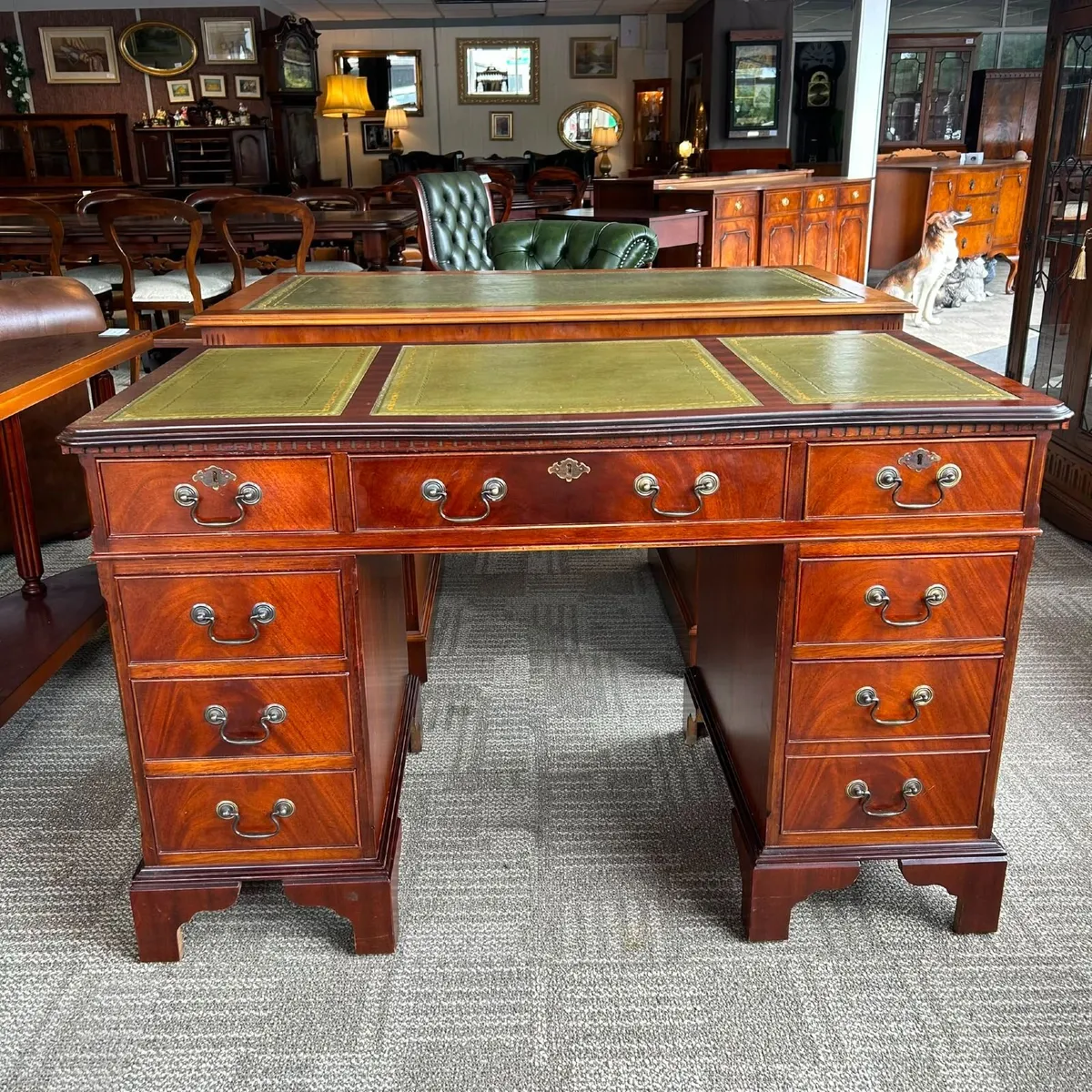 Beautifully crafted Georgian-style mahogany desk - Image 1