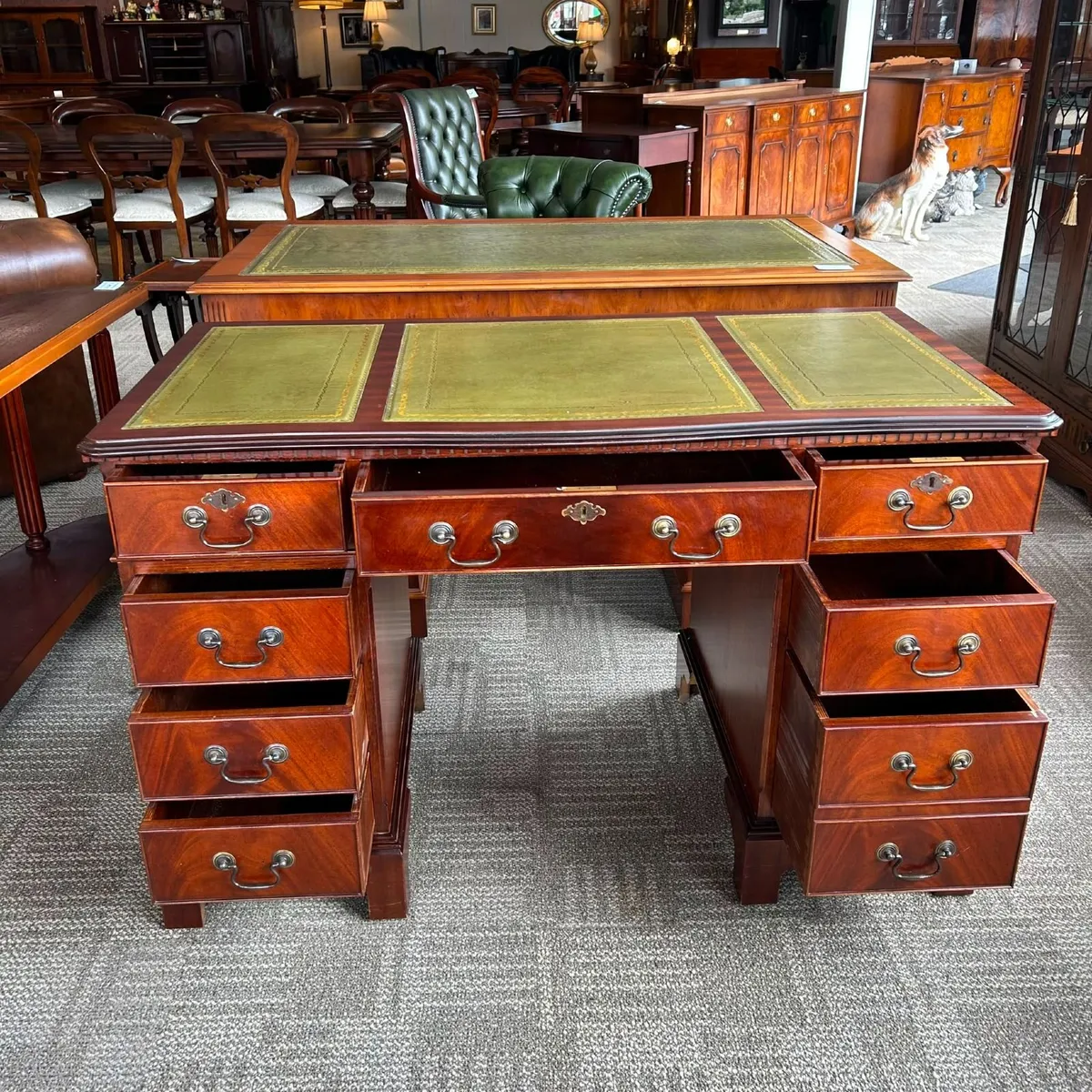 Beautifully crafted Georgian-style mahogany desk - Image 2