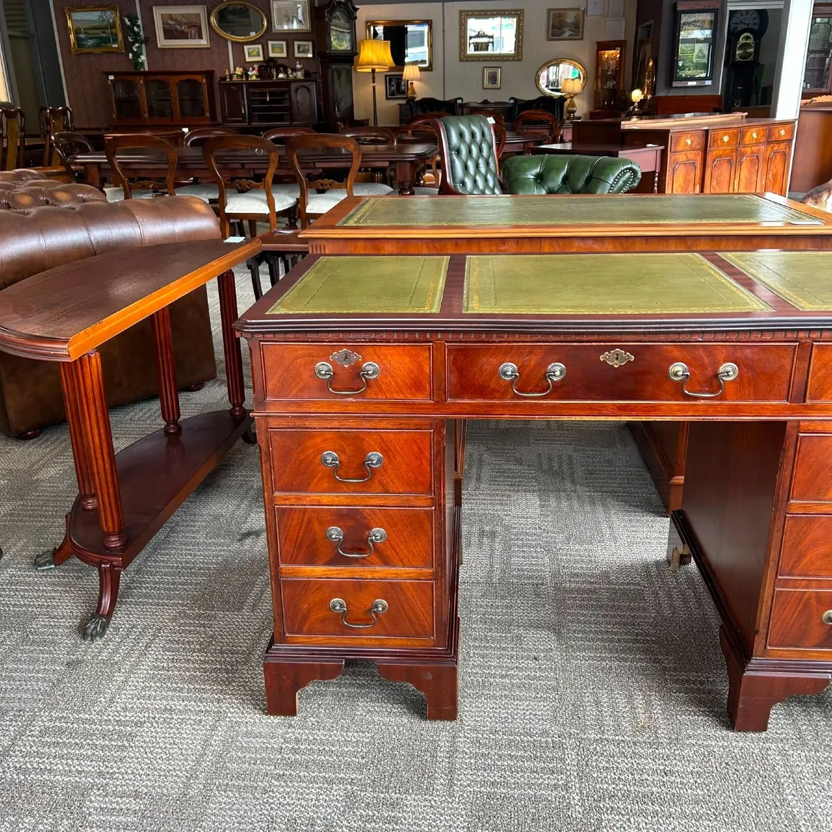 Beautifully crafted Georgian-style mahogany desk - Image 4