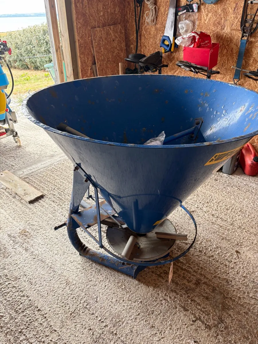 Fertiliser spreader 300 litre - Image 3