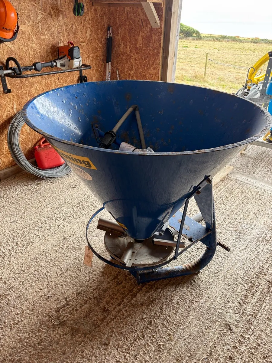 Fertiliser spreader 300 litre - Image 1