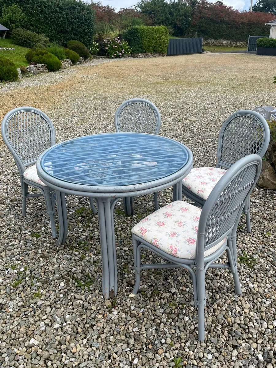 Round table and four chairs - Image 1