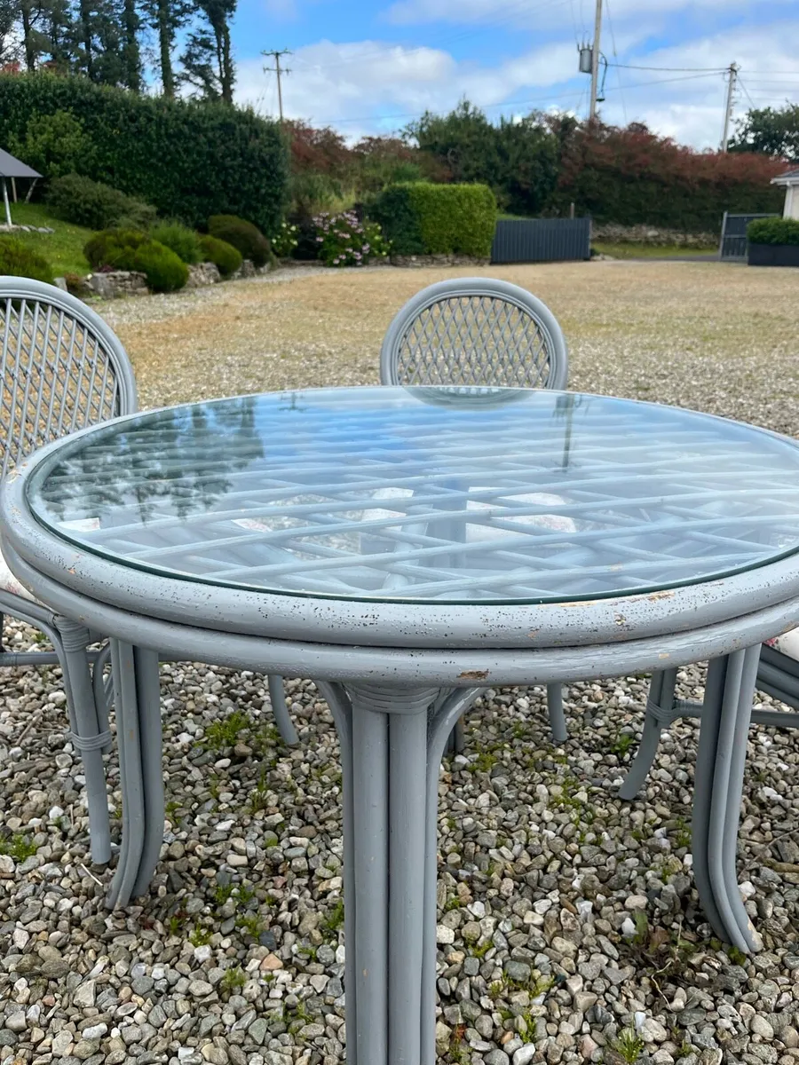 Round table and four chairs - Image 2