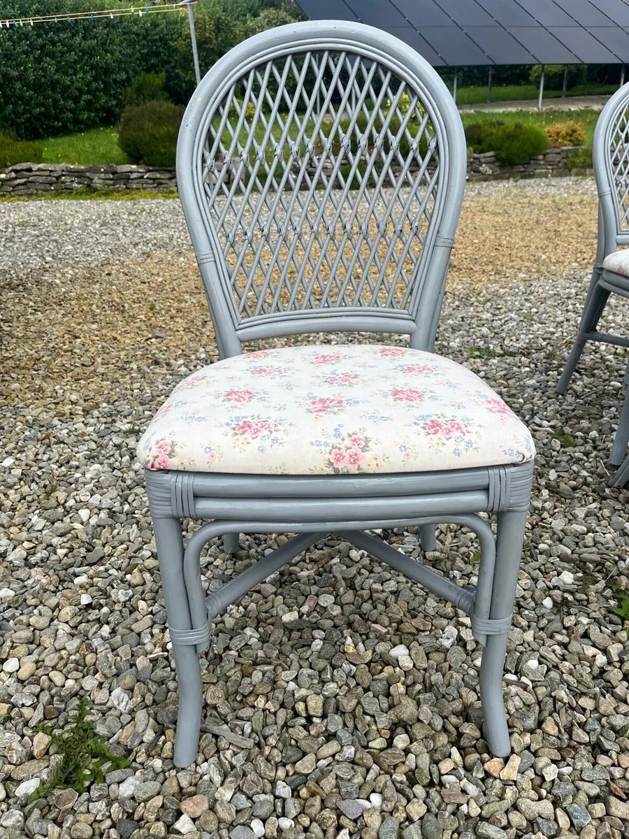 Round table and four chairs - Image 3