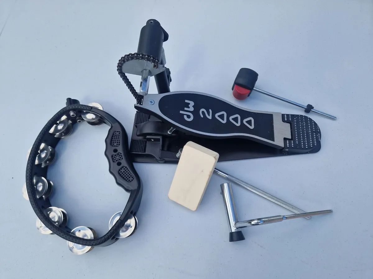 DW 2000 Pedal with Tambourine - Image 1
