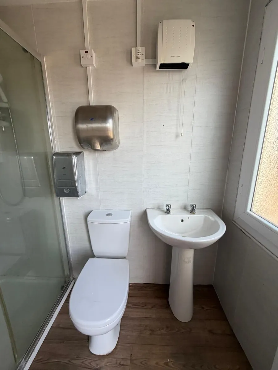 Bathroom unit with shower - 3m x 2.3m - Image 3