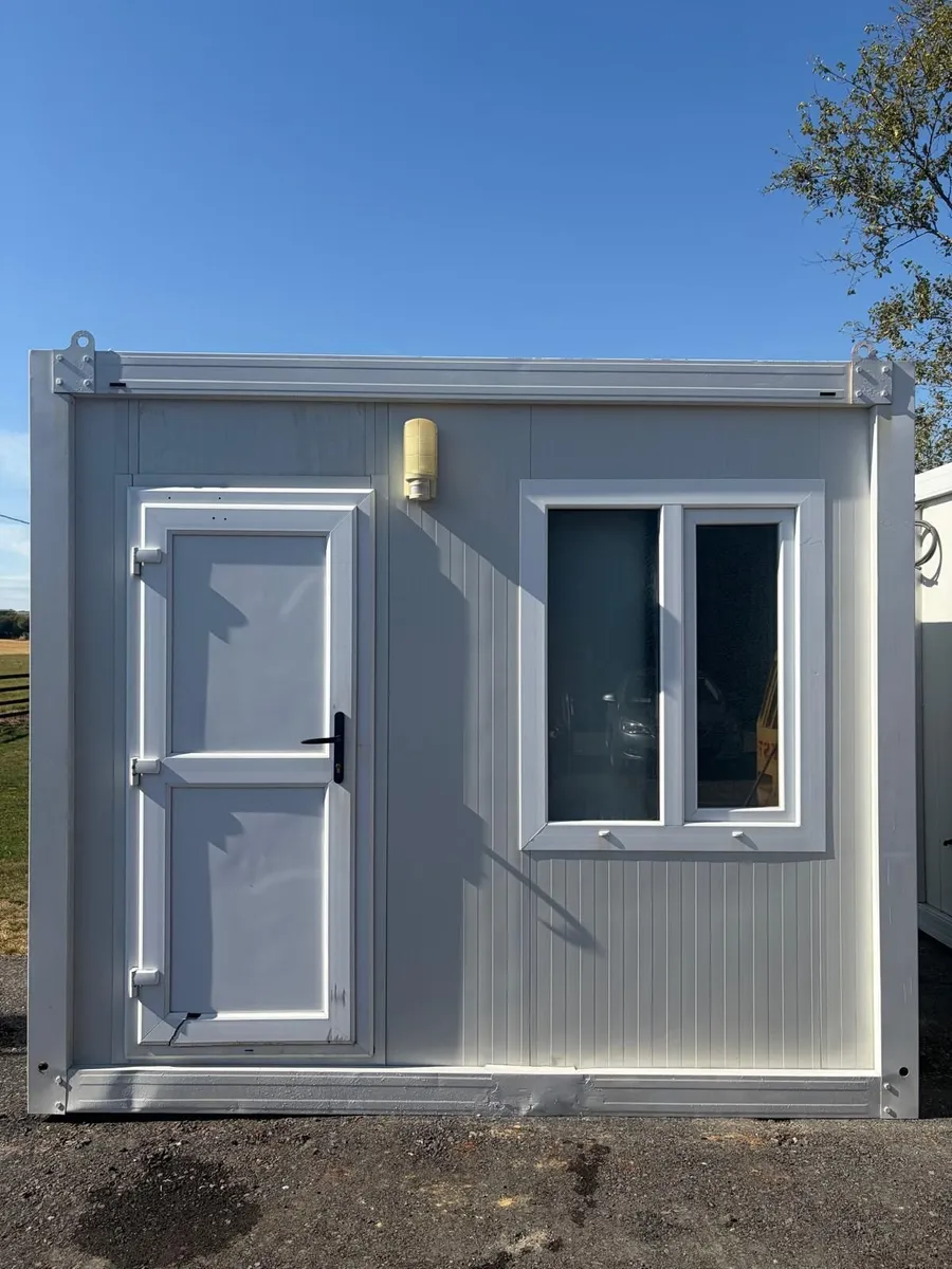 Bathroom unit with shower - 3m x 2.3m - Image 1