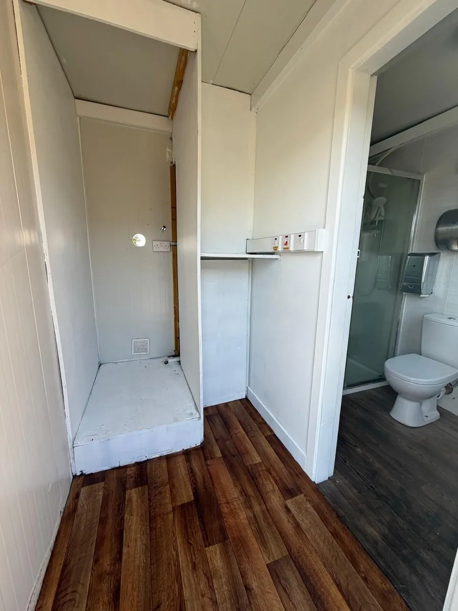Bathroom unit with shower - 3m x 2.3m - Image 4