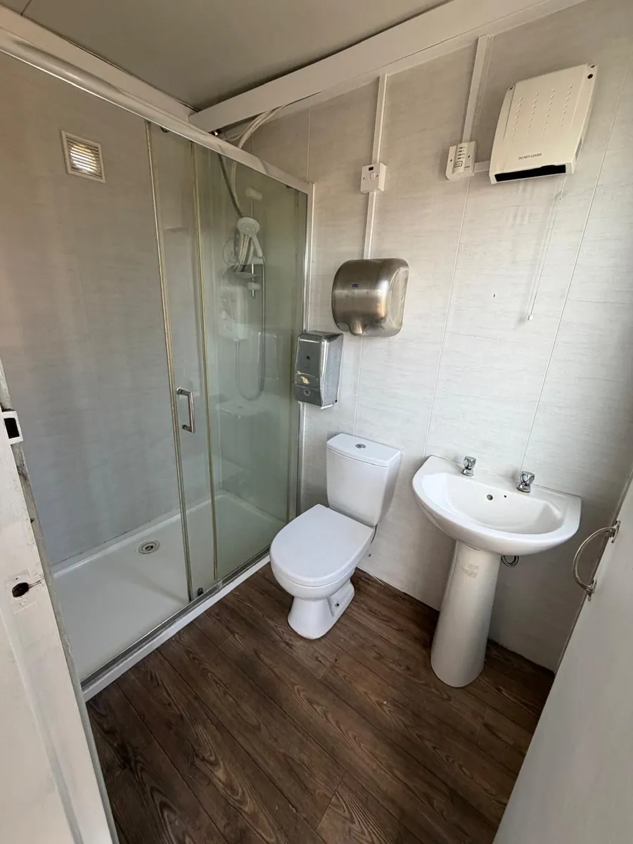 Bathroom unit with shower - 3m x 2.3m - Image 2