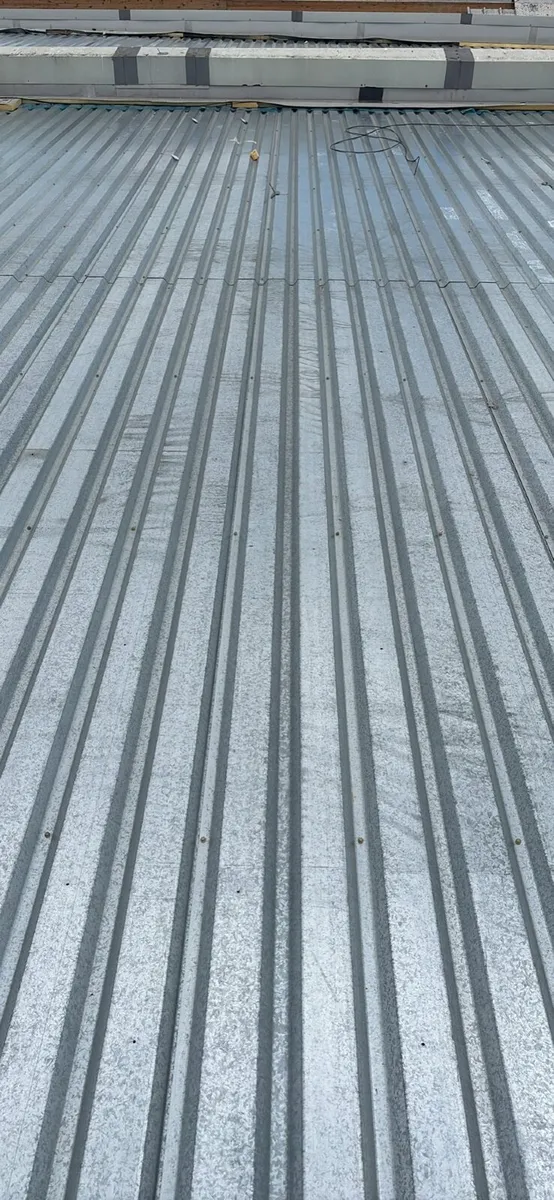 Galvanised metal roof decking - Image 1