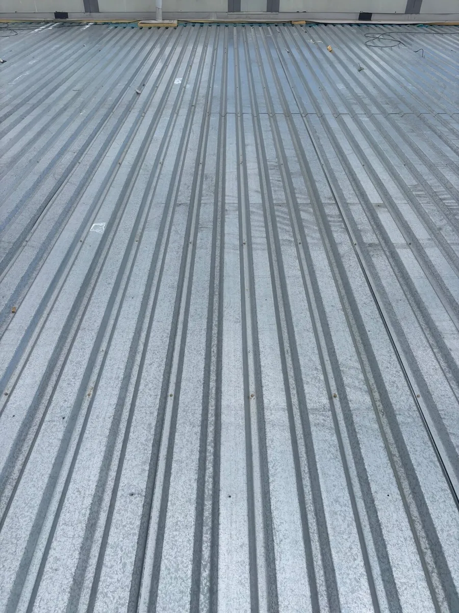 Galvanised metal roof decking - Image 3