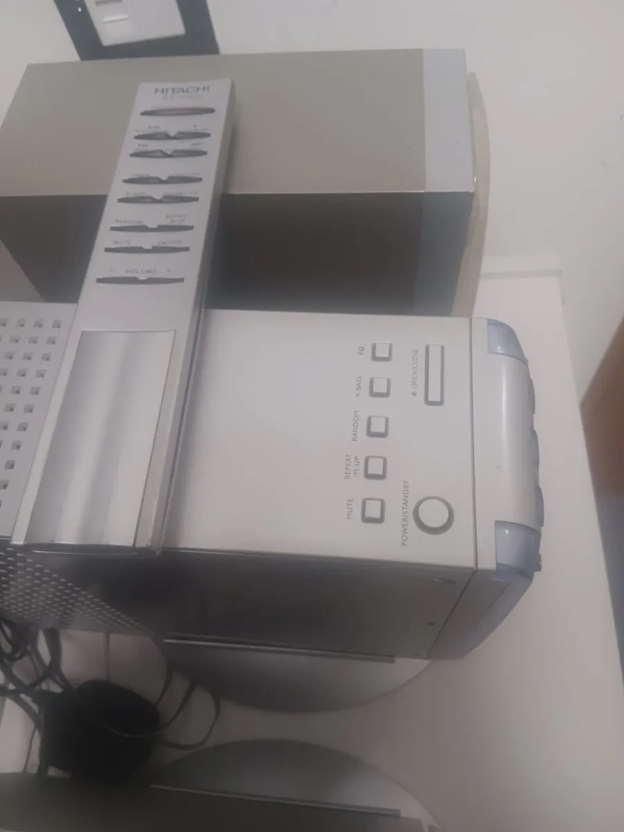 Hitachi cd player and radio - Image 3
