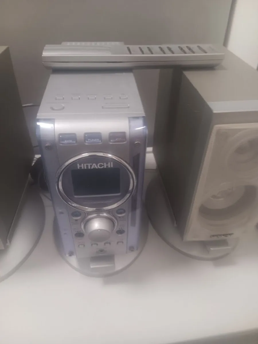 Hitachi cd player and radio - Image 1