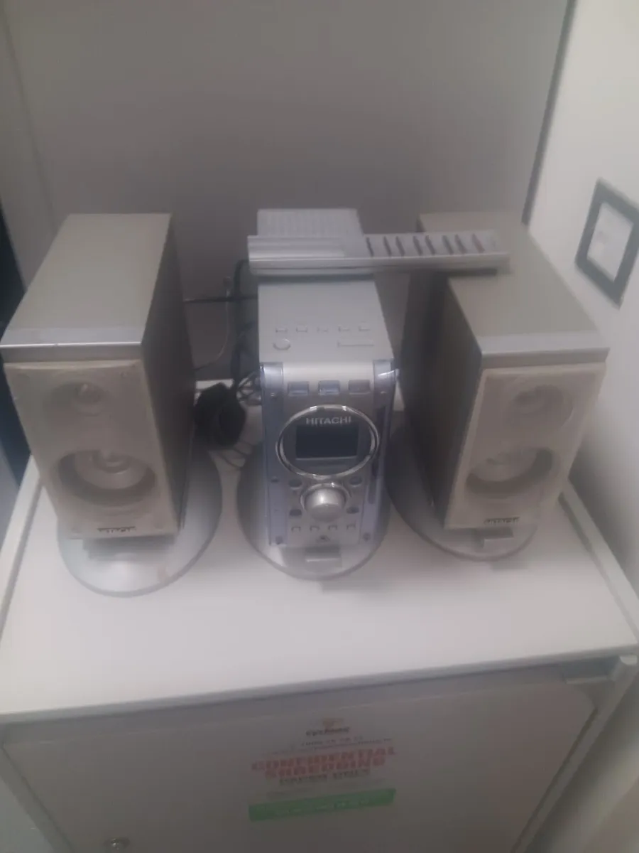 Hitachi cd player and radio - Image 4