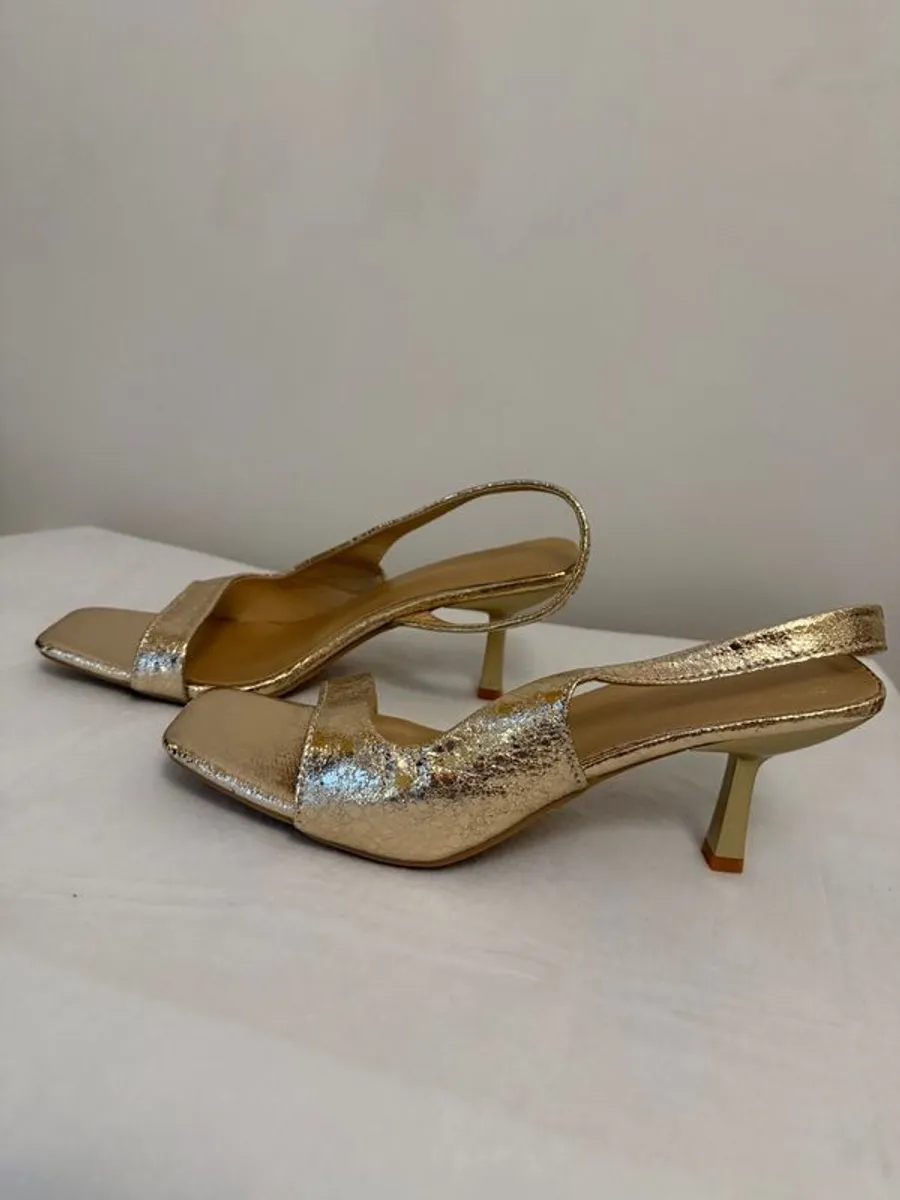 Gold Low Heel Sandals Label Size 43 (Fits EU 41) - Image 2