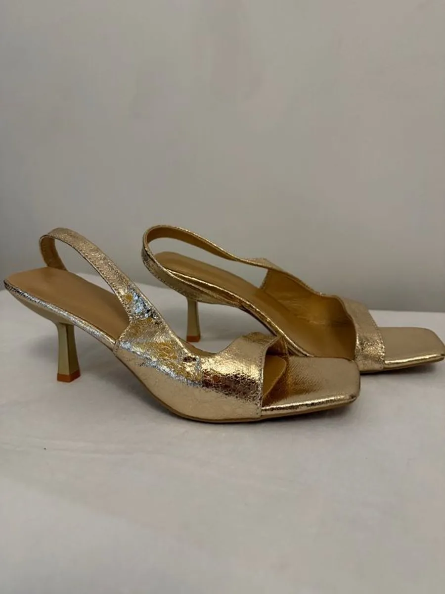 Gold Low Heel Sandals Label Size 43 (Fits EU 41) - Image 3
