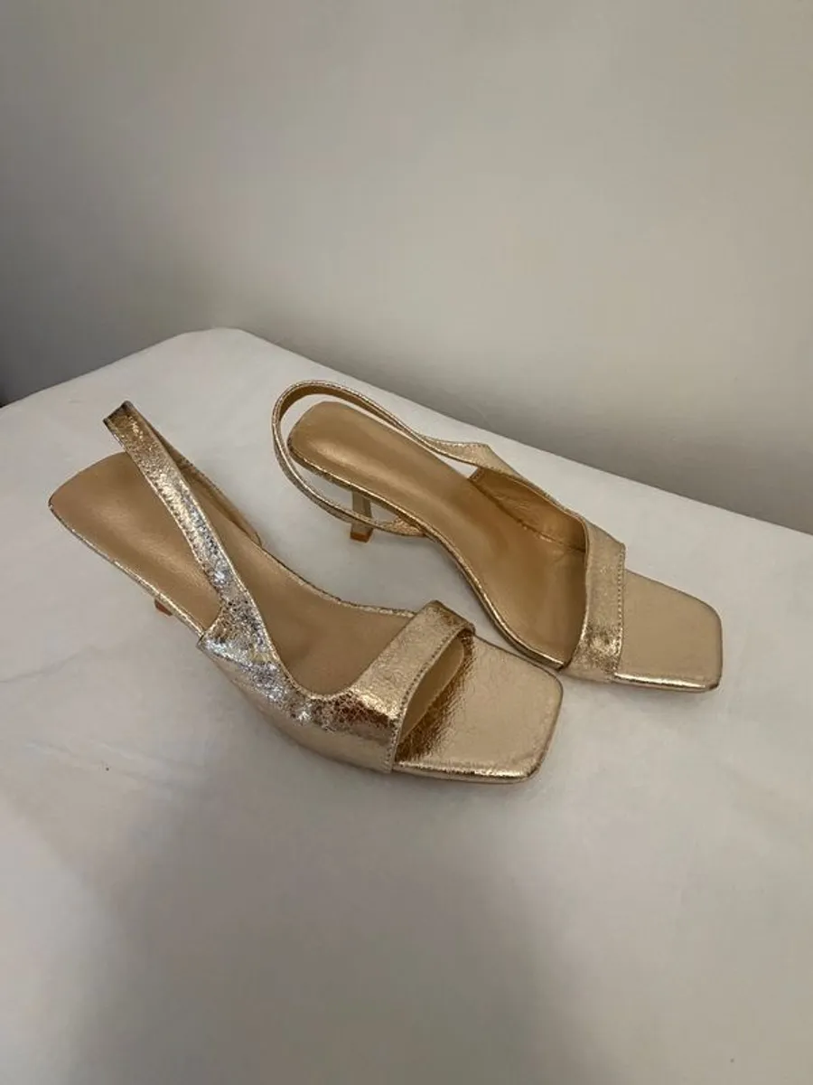 Gold Low Heel Sandals Label Size 43 (Fits EU 41) - Image 4