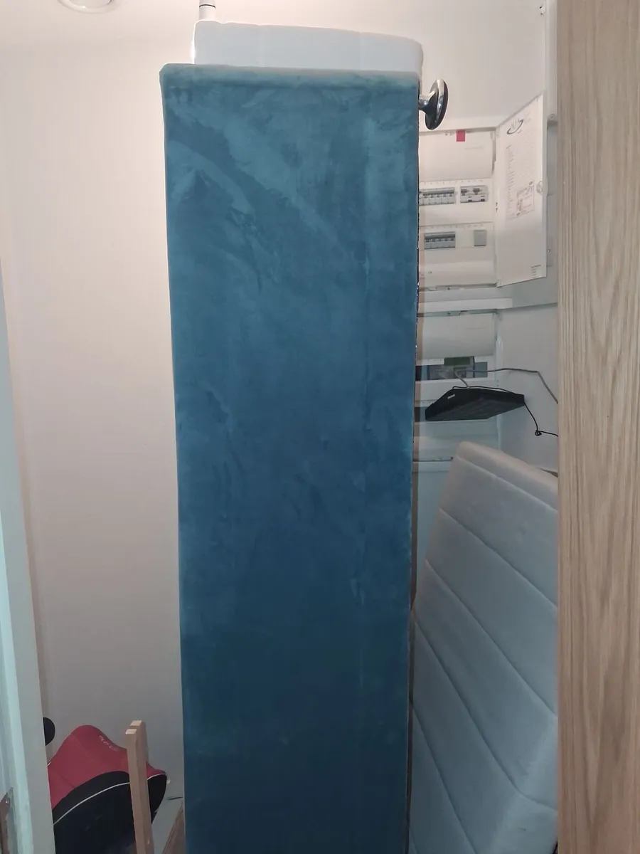 Single bed velvet blue with headboard & mattress - Image 3