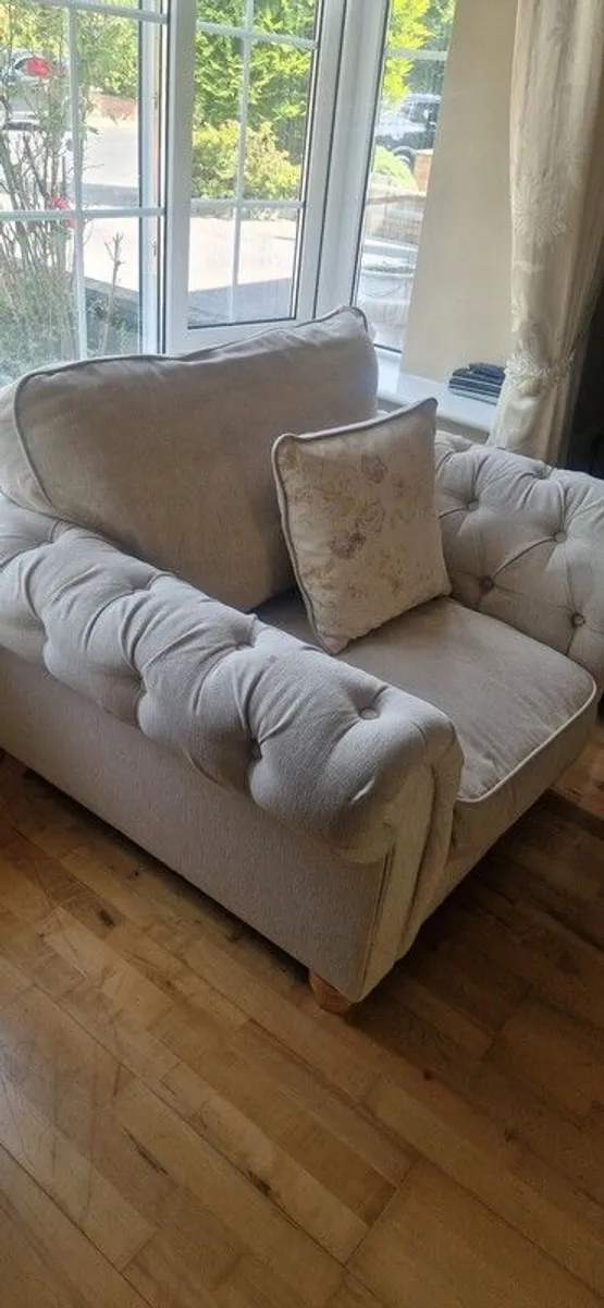 4 seater sofa and 2 armchairs - Image 2