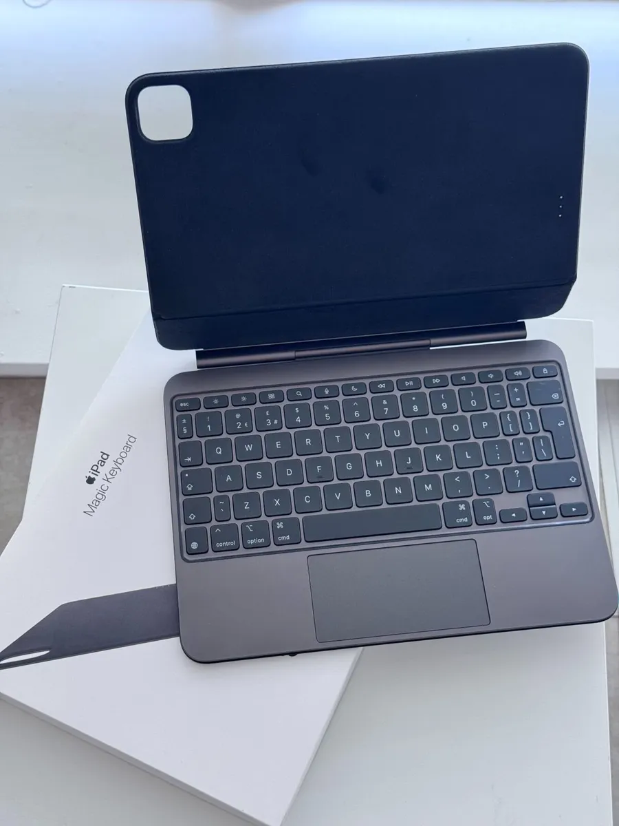 iPad Pro 11” 256GB + Magic Keyboard - Image 2