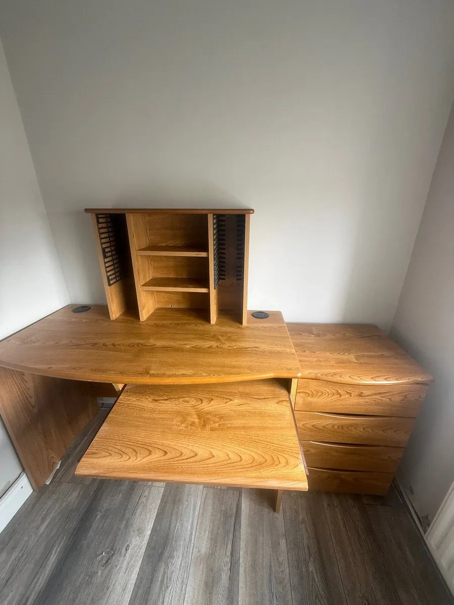 Wooden desk and  matching 4 drawer locker - Image 1