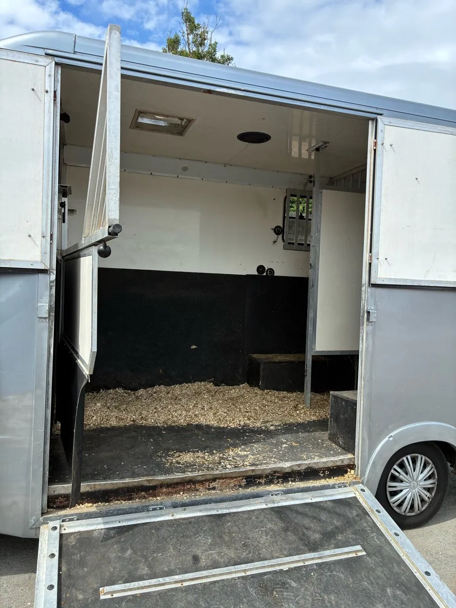 2 stall 2005 3.5t horse truck - Image 4