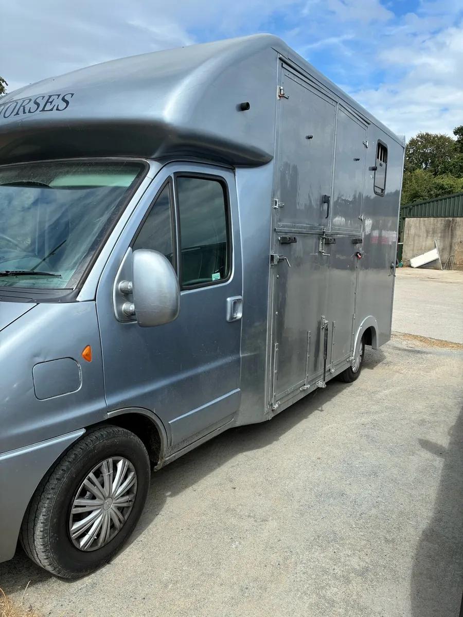 2 stall 2005 3.5t horse truck - Image 1