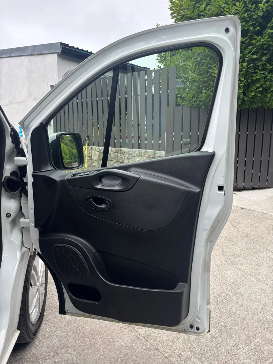 Renault Trafic 2021 automatic  no vat - Image 3