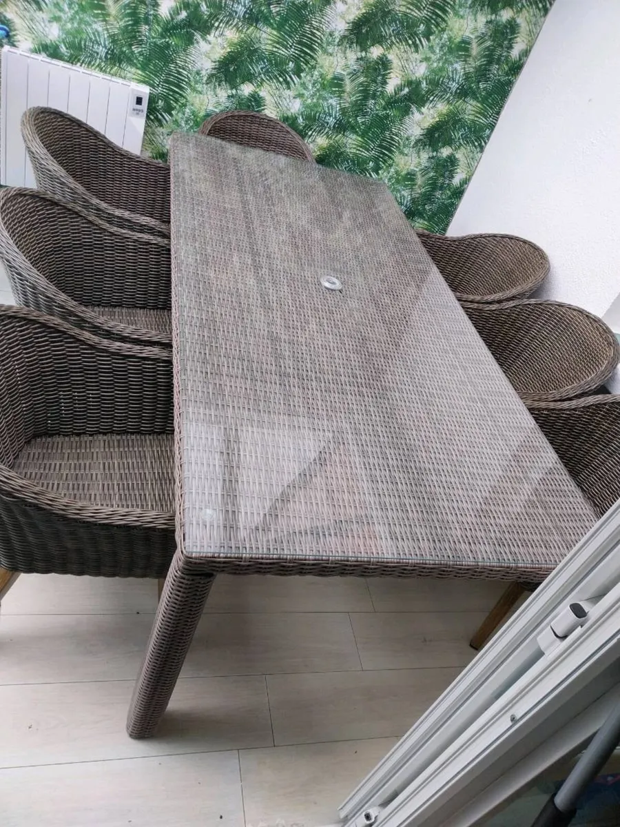 Rattan table with glass top & 8 chairs - Image 4