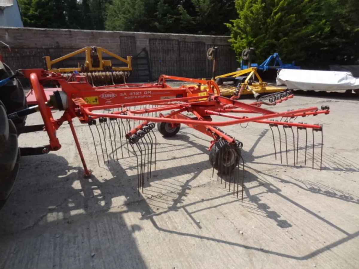 Kuhn GA4121 Masterdrive Single Rotor Rake - Image 1