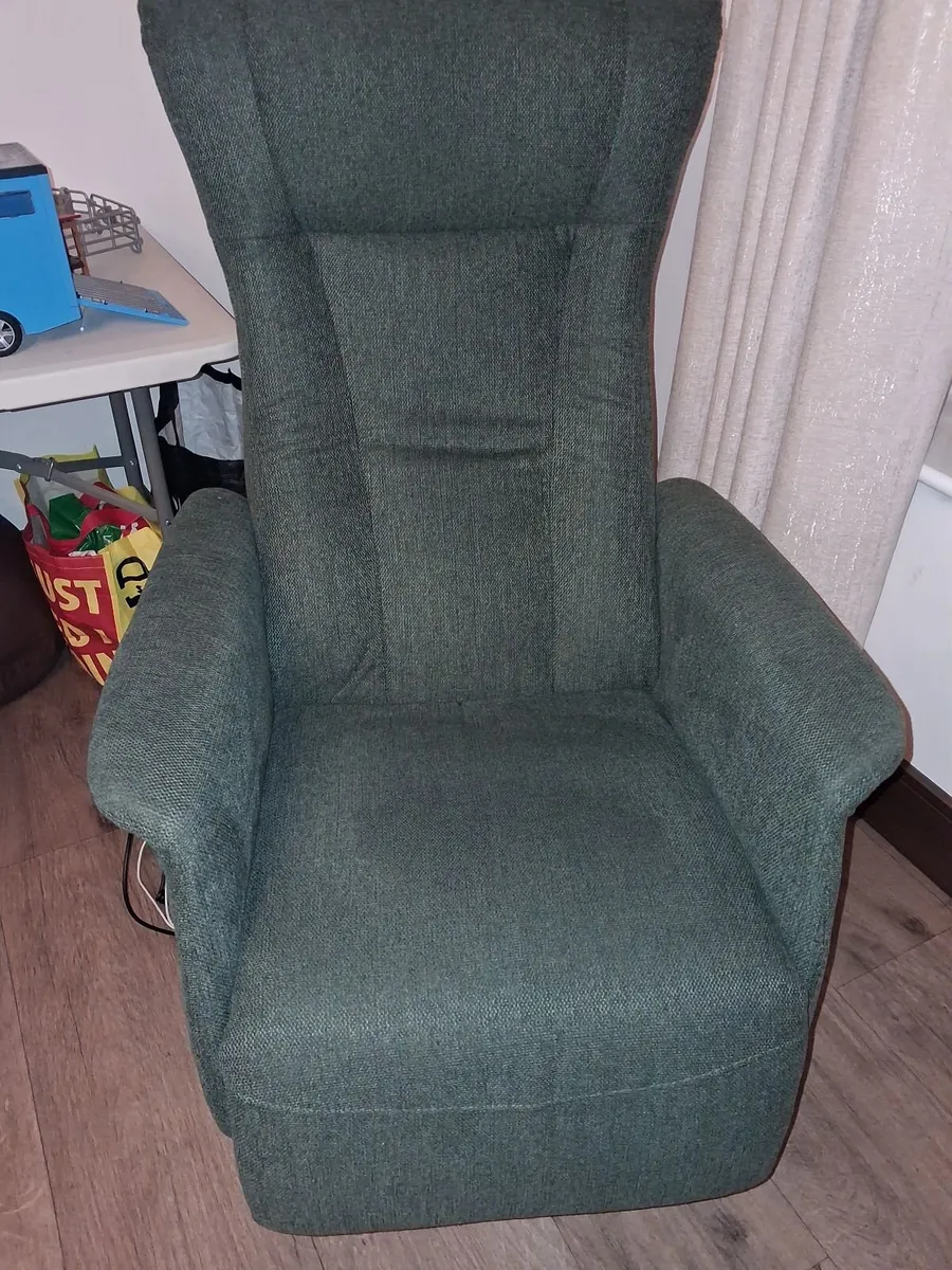 2 recliner chairs - Image 1