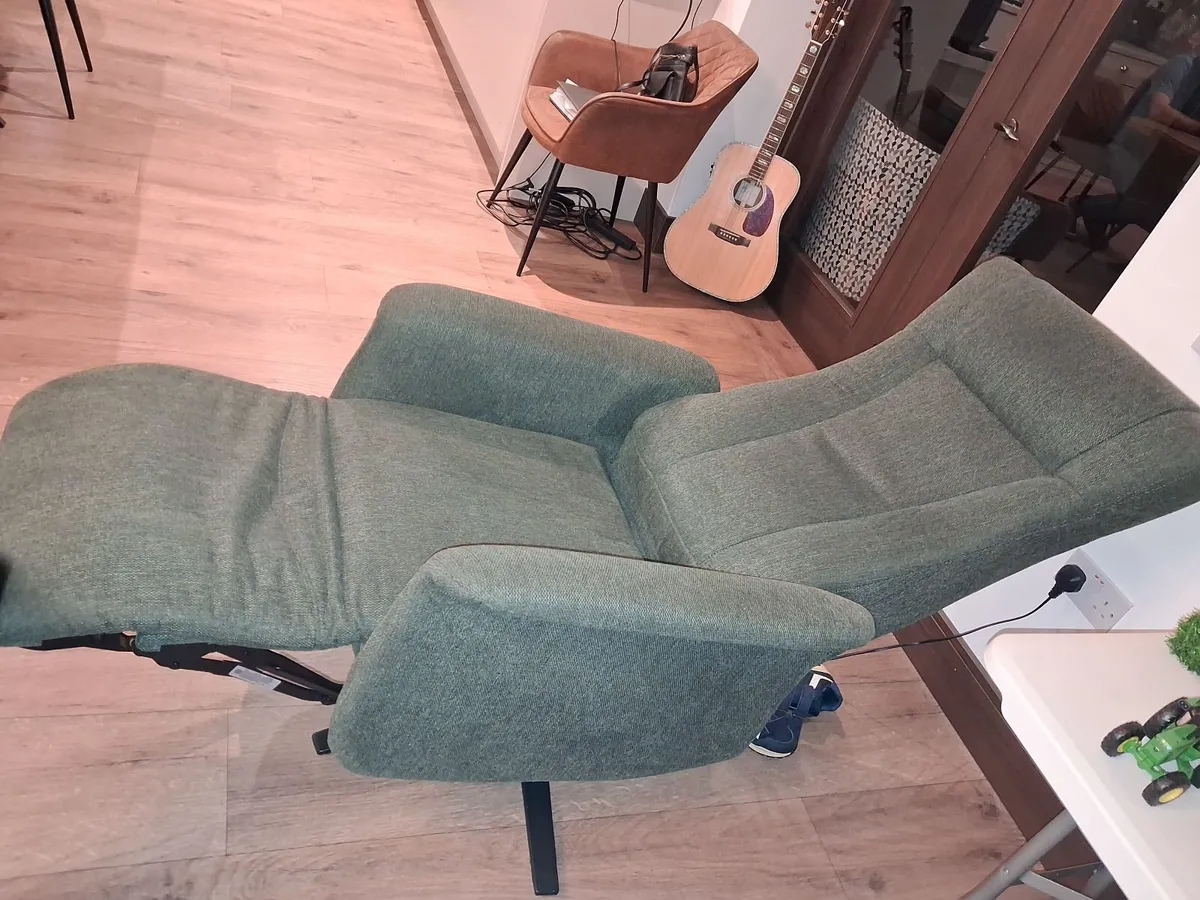 2 recliner chairs - Image 3